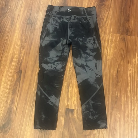 All in Motion Cropped Leggings - Picture 3 of 5